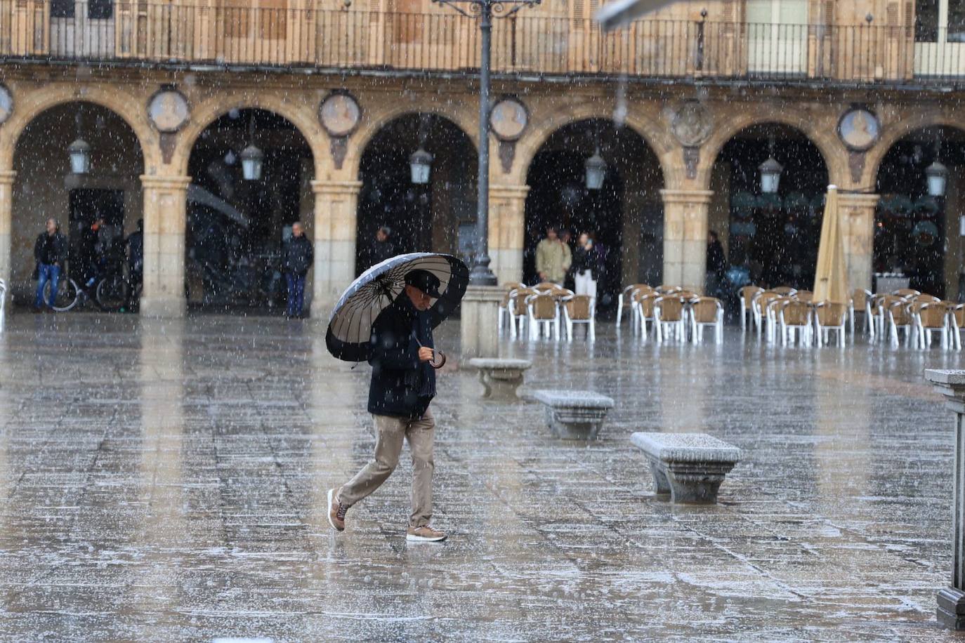 Una intensa granizada sorprende a los salmantinos en pleno centro