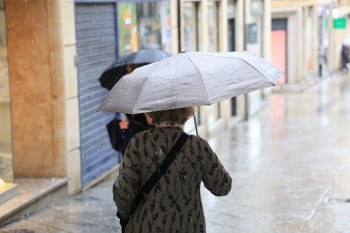 Una intensa granizada sorprende a los salmantinos en pleno centro