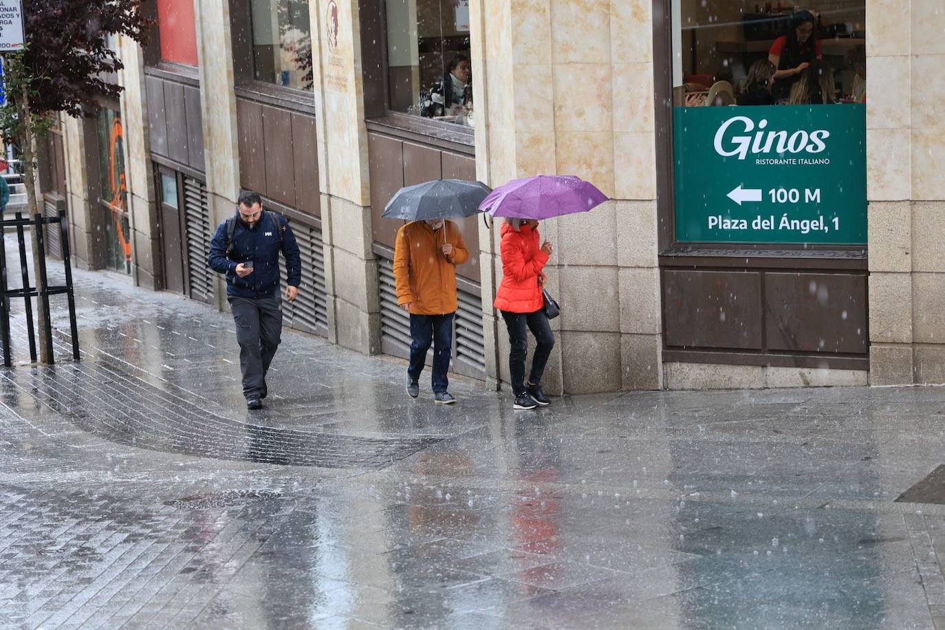 Una intensa granizada sorprende a los salmantinos en pleno centro