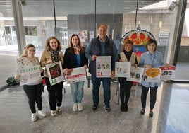 El alcalde, Roberto Martín, y las responsables de centro cultural y biblioteca Esperanza Castro, Mercedes Martín, María Jesús Moro, Yoana Izquierdo y María Gutiérrez, en la presentación de la agenda.