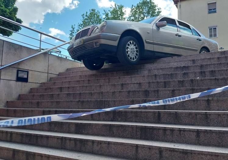 Imagen principal - Atascado un coche en las escaleras del Carrefour de Vialia tras pensar que era un párking