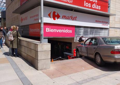 Imagen secundaria 1 - Atascado un coche en las escaleras del Carrefour de Vialia tras pensar que era un párking