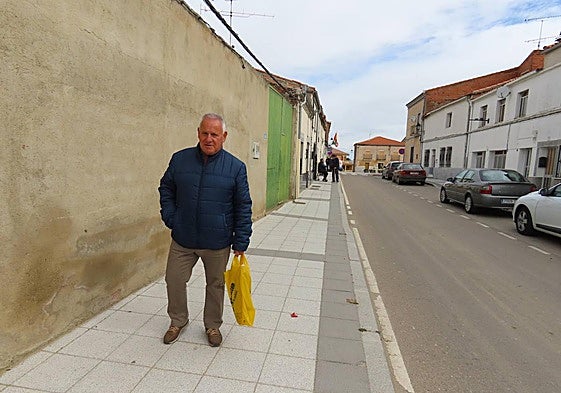 Un vecino transita por una de las calles principales.
