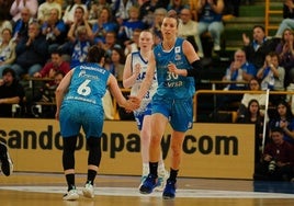 Laura Gil choca la mano con Silvia Domínguez tras una acción en el partido contra Ferrol.