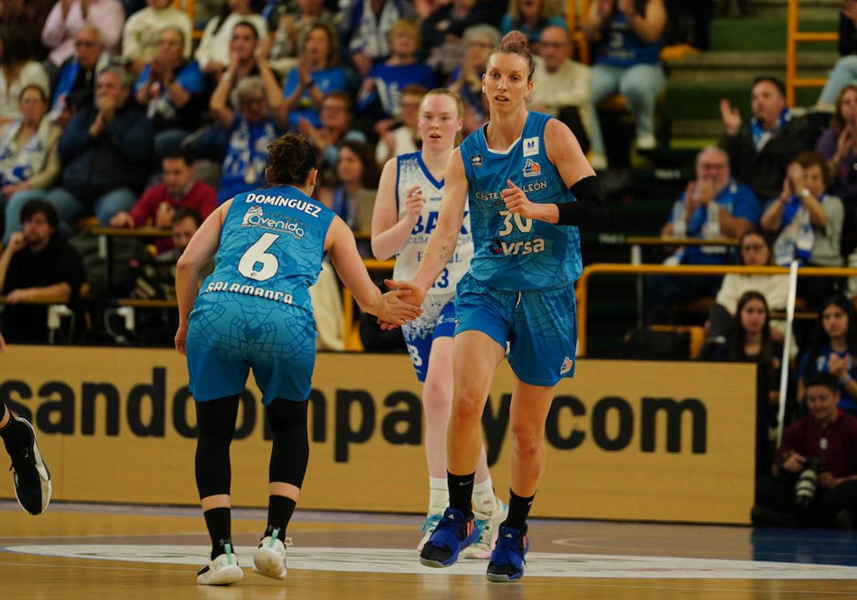 Laura Gil choca la mano con Silvia Domínguez tras una acción en el partido contra Ferrol.