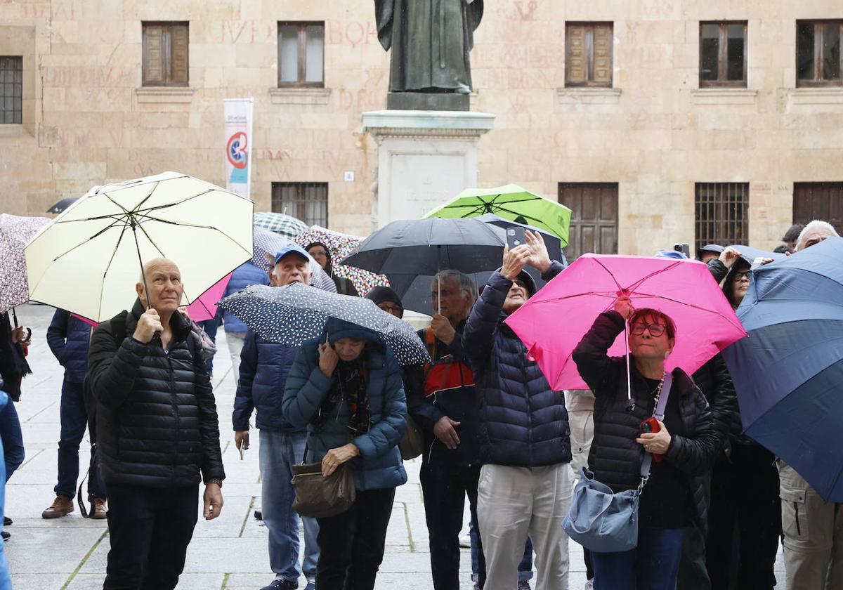 Turistas sorteando la lluvia en Salamanca.