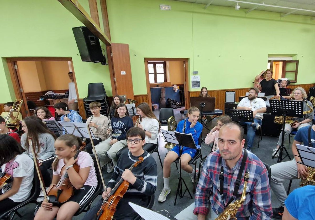 Alumnos de la Escuela Municipal de Música de Villamayor en un ensayo. fotos: