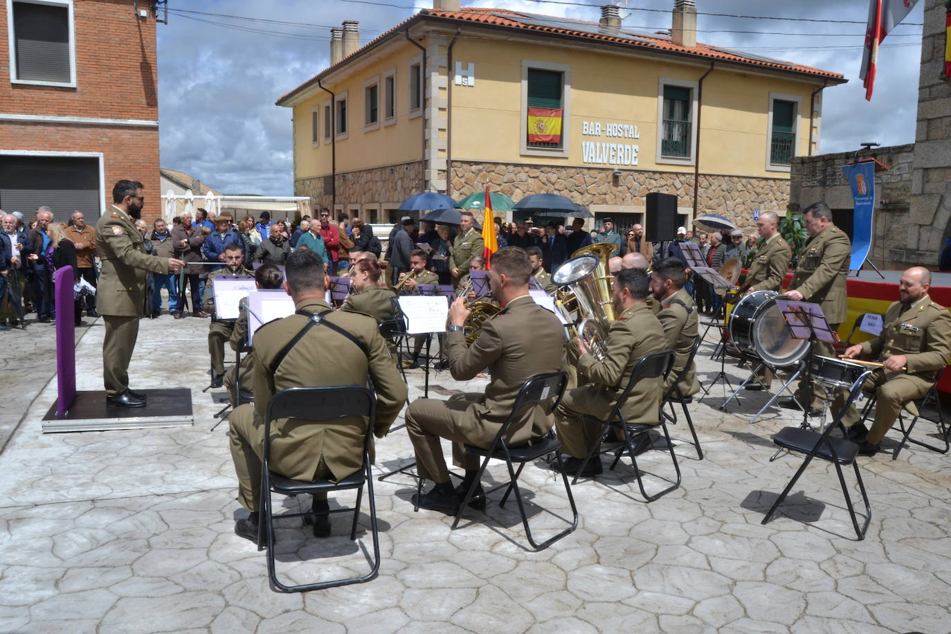 La Feria de San Felipe se impone a la lluvia en Barruecopardo