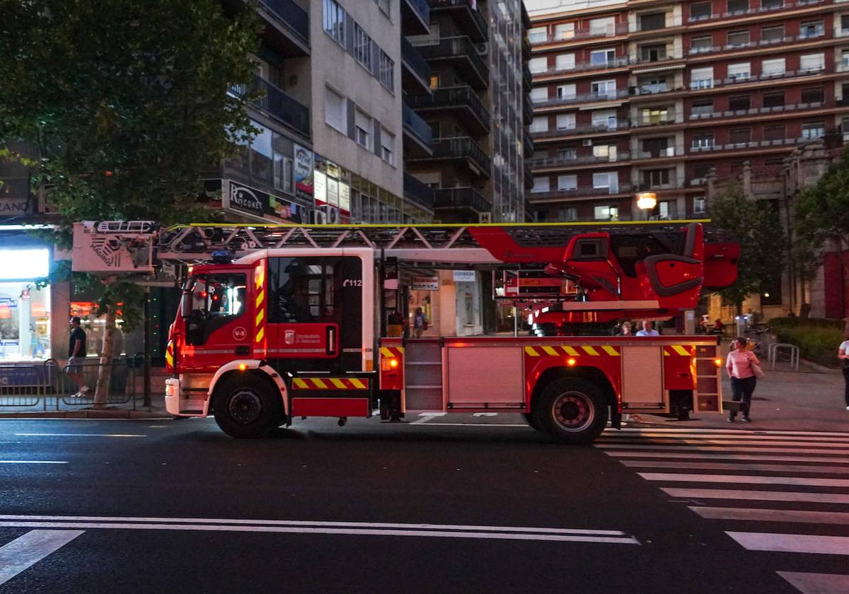 Un camión de bomberos por Salamanca.