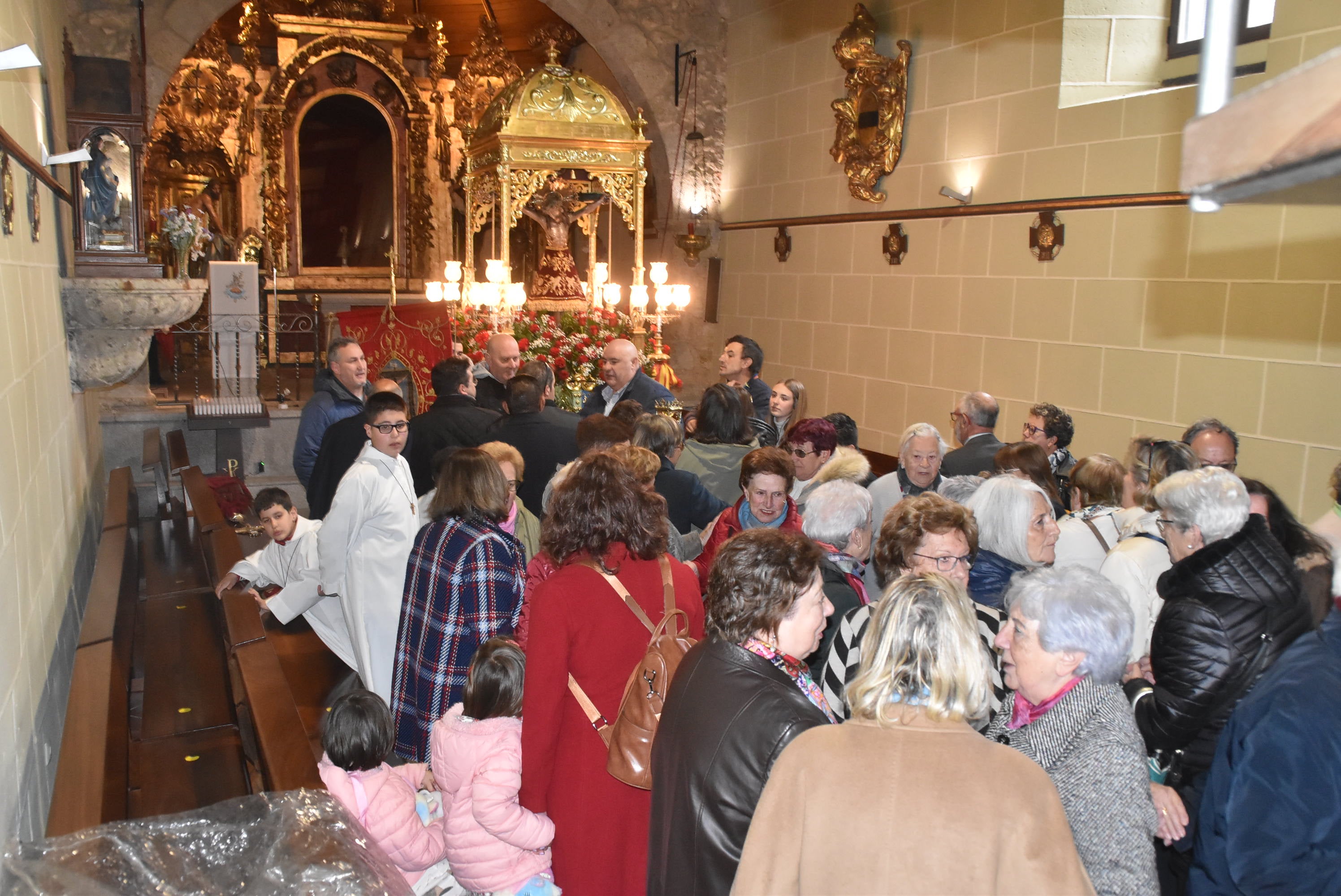 La lluvia respeta al Cristo de Candelario en la subida a la iglesia