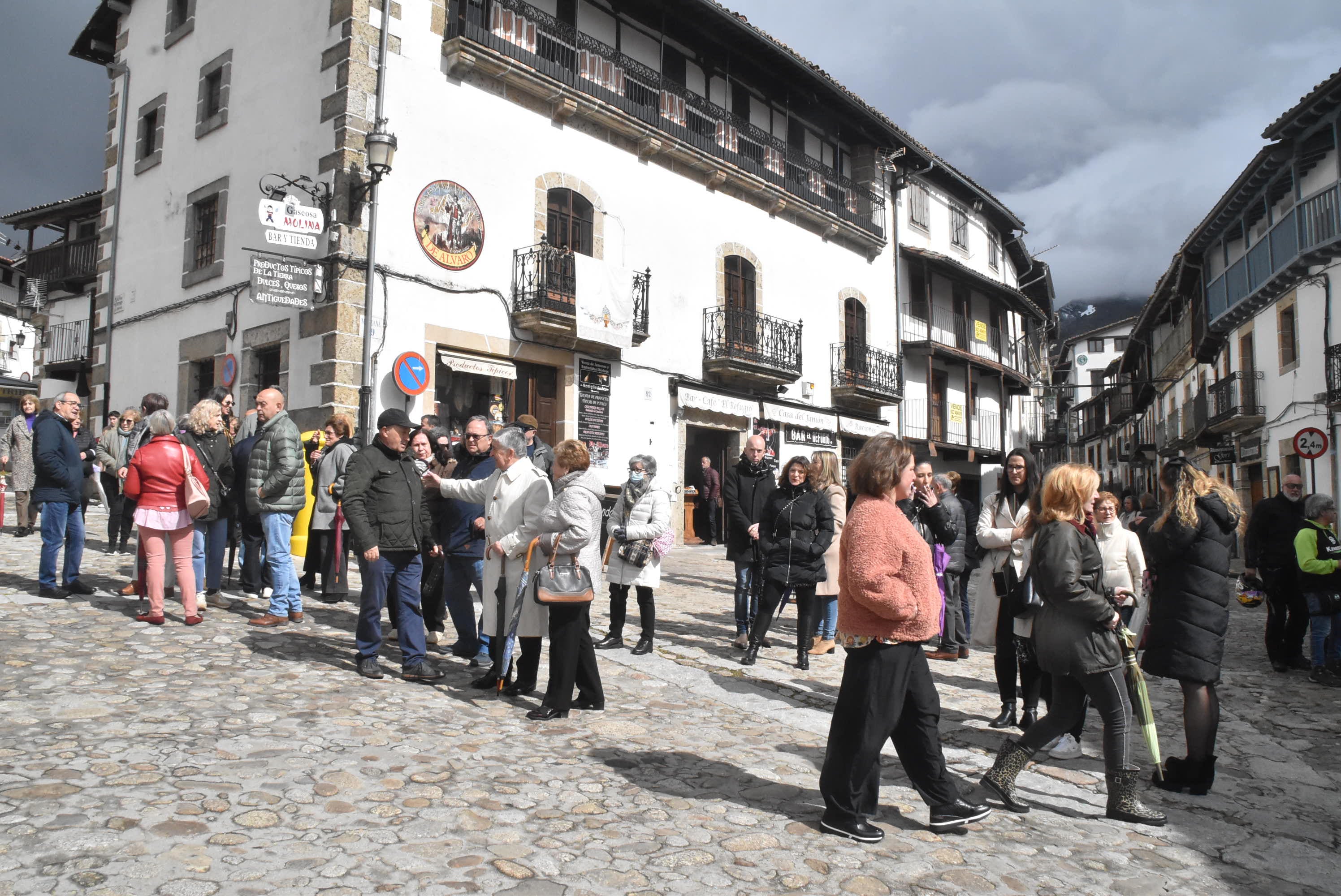 La lluvia respeta al Cristo de Candelario en la subida a la iglesia