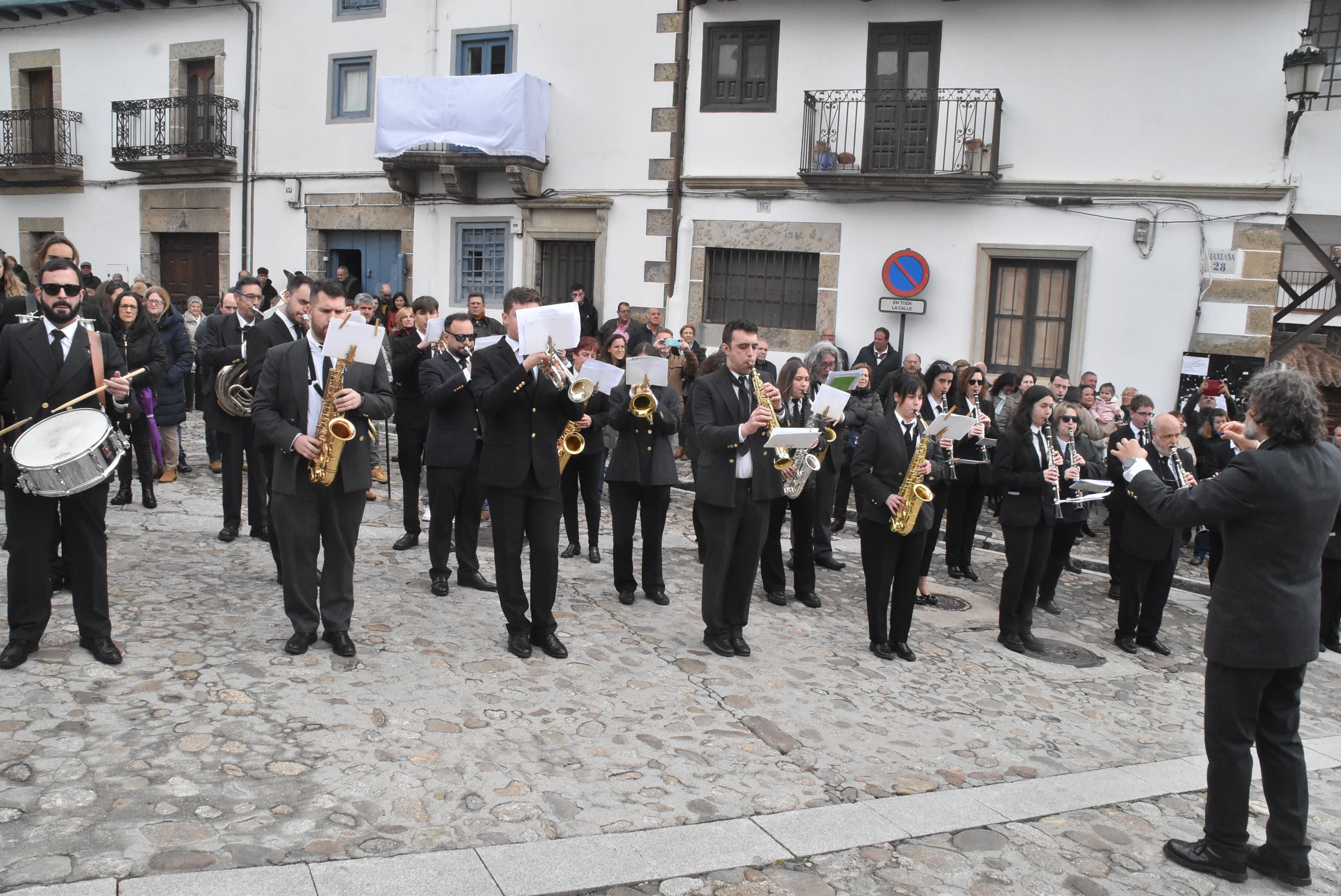 La lluvia respeta al Cristo de Candelario en la subida a la iglesia