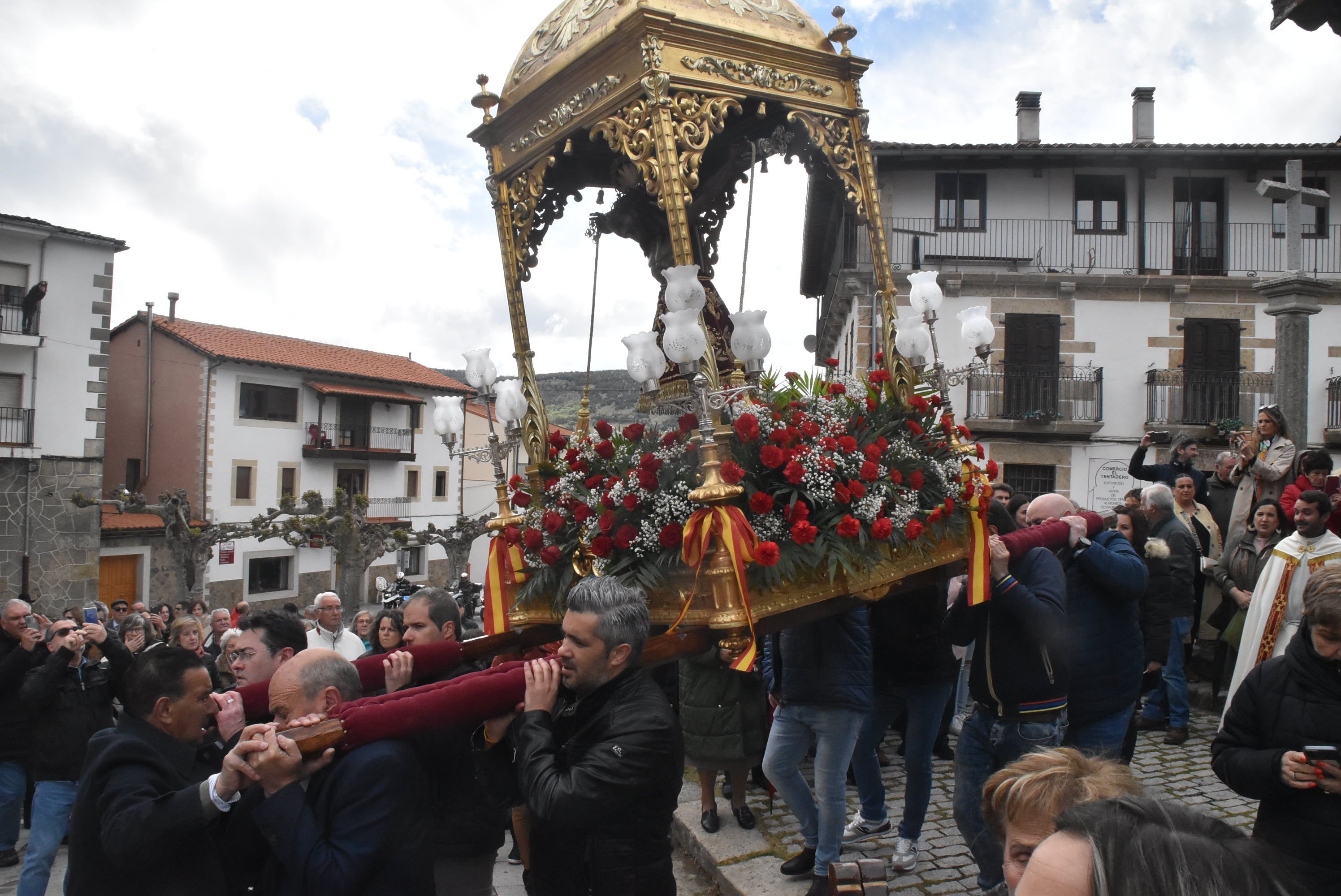 La lluvia respeta al Cristo de Candelario en la subida a la iglesia