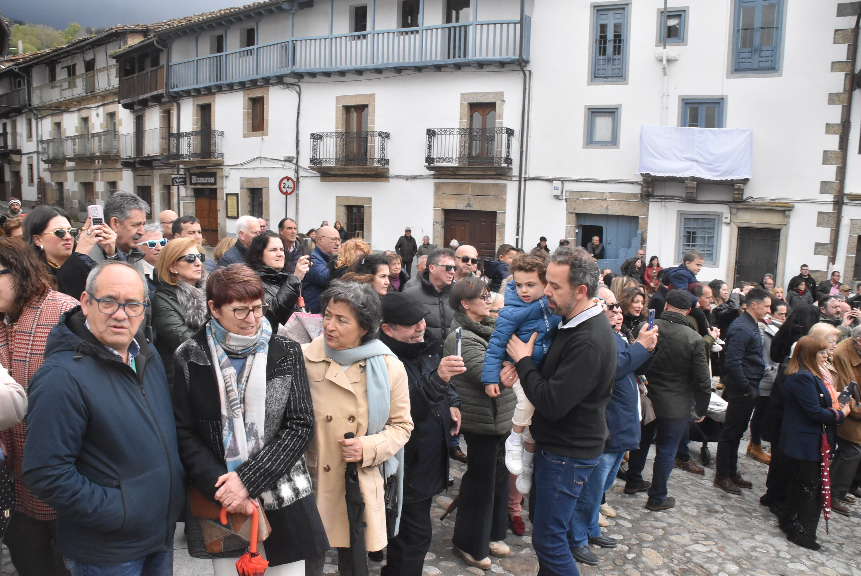 La lluvia respeta al Cristo de Candelario en la subida a la iglesia