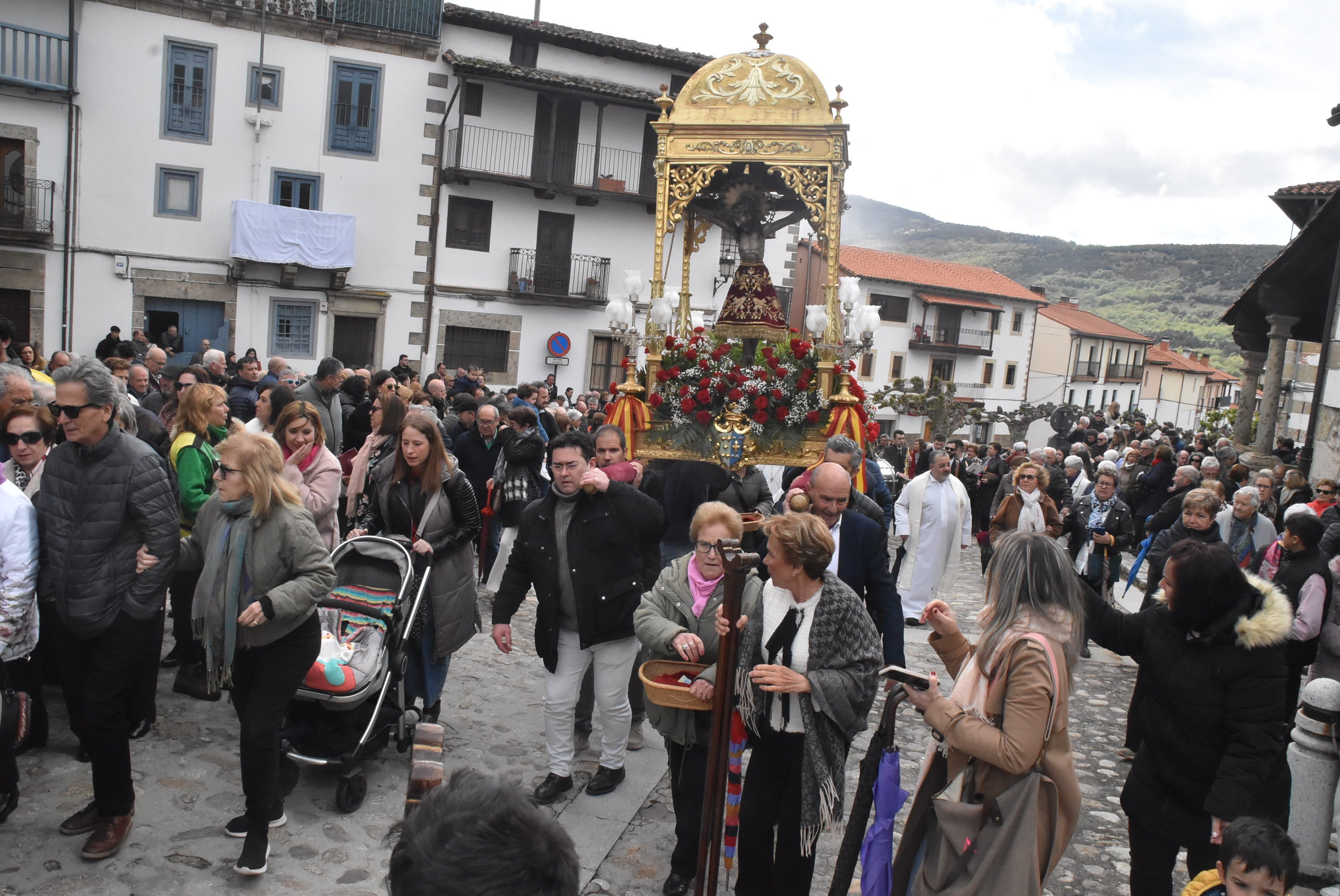 La lluvia respeta al Cristo de Candelario en la subida a la iglesia