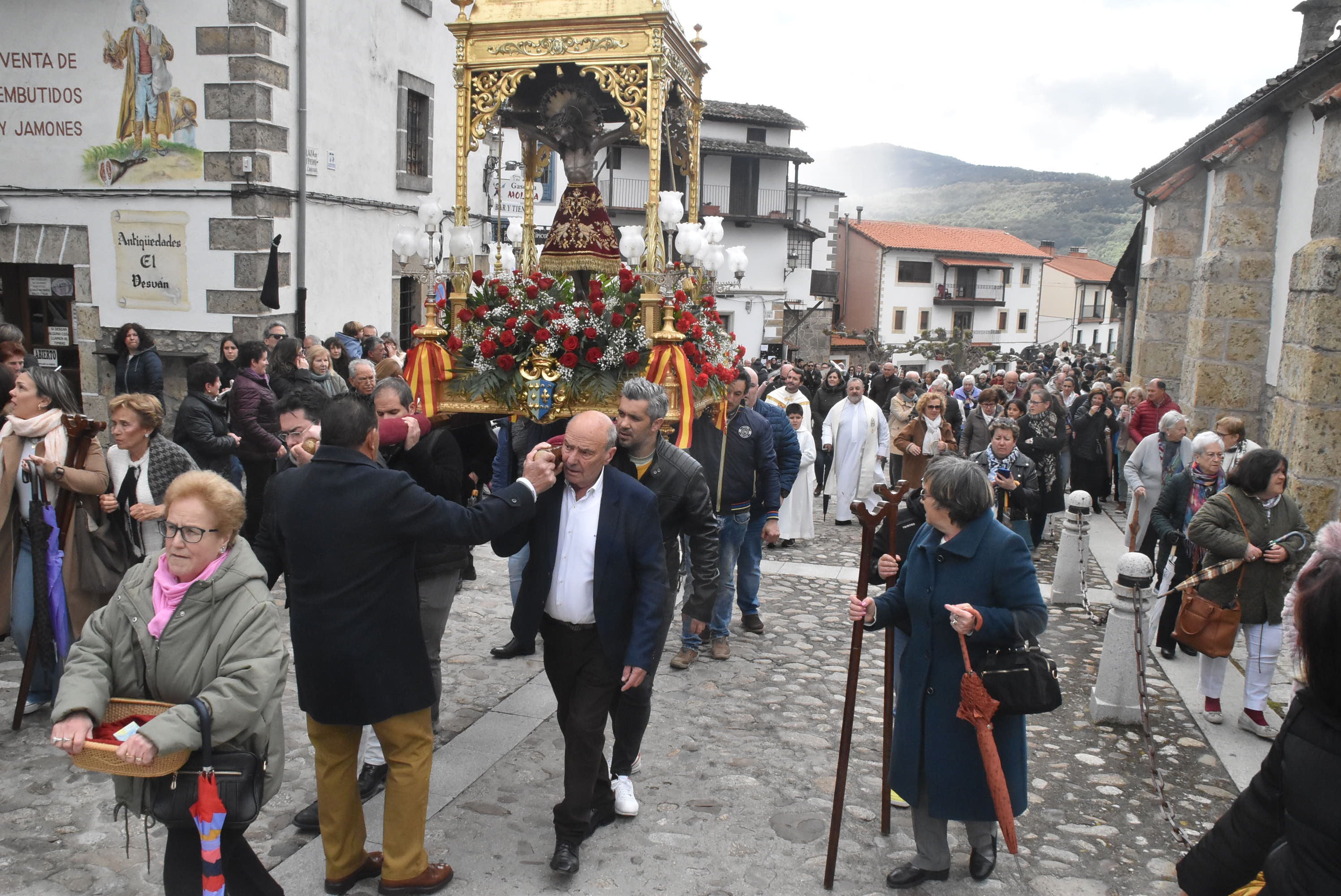 La lluvia respeta al Cristo de Candelario en la subida a la iglesia