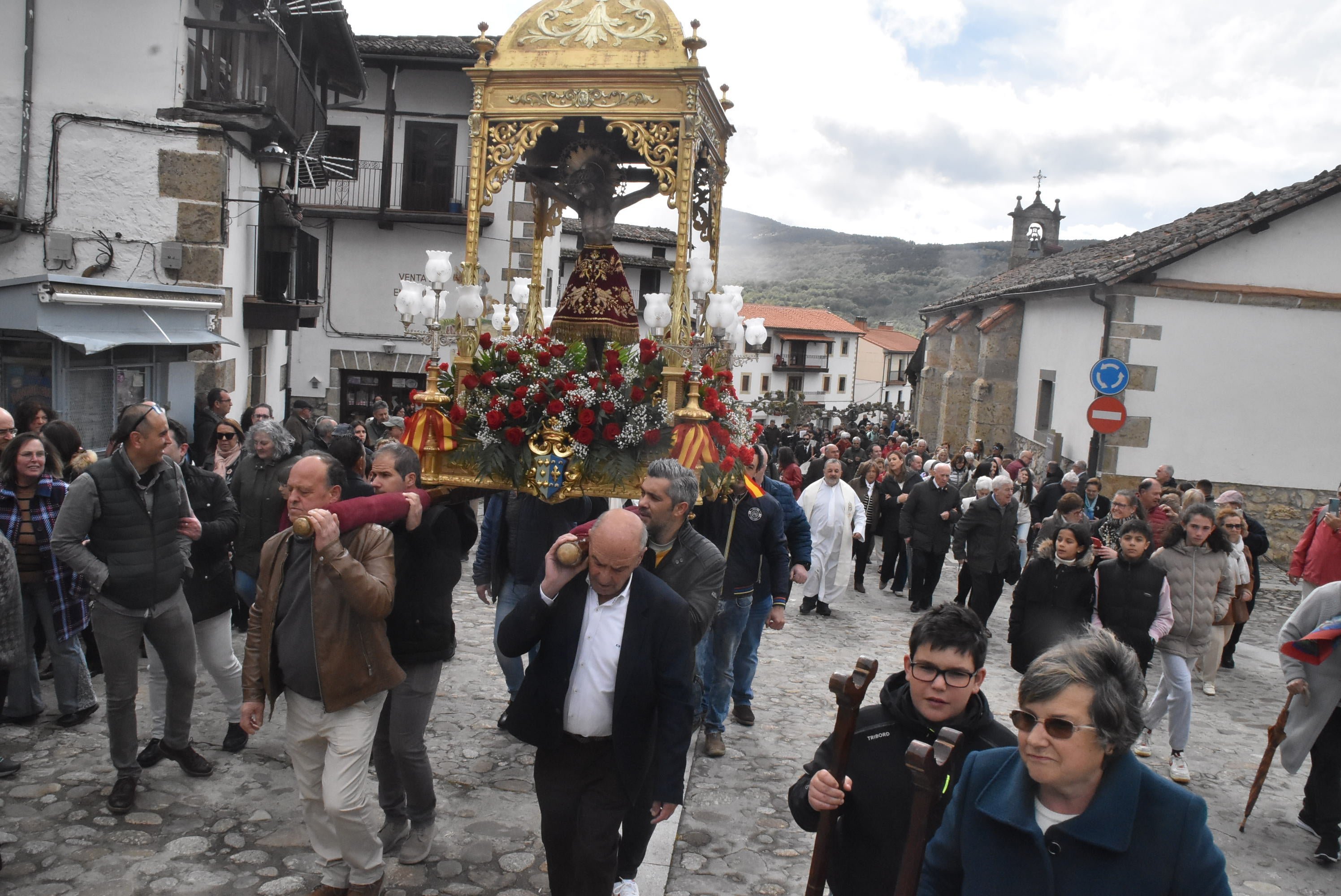 La lluvia respeta al Cristo de Candelario en la subida a la iglesia