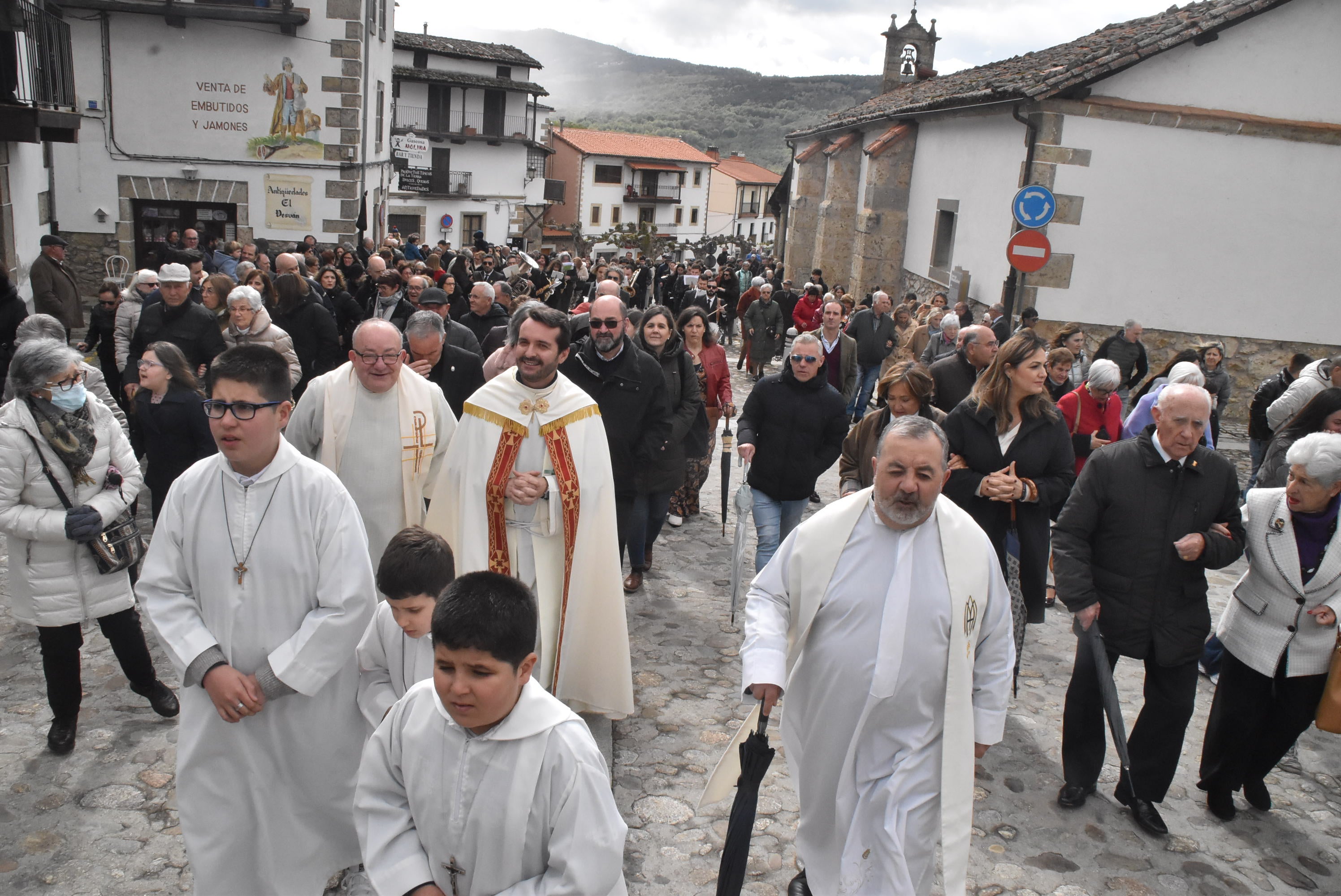 La lluvia respeta al Cristo de Candelario en la subida a la iglesia