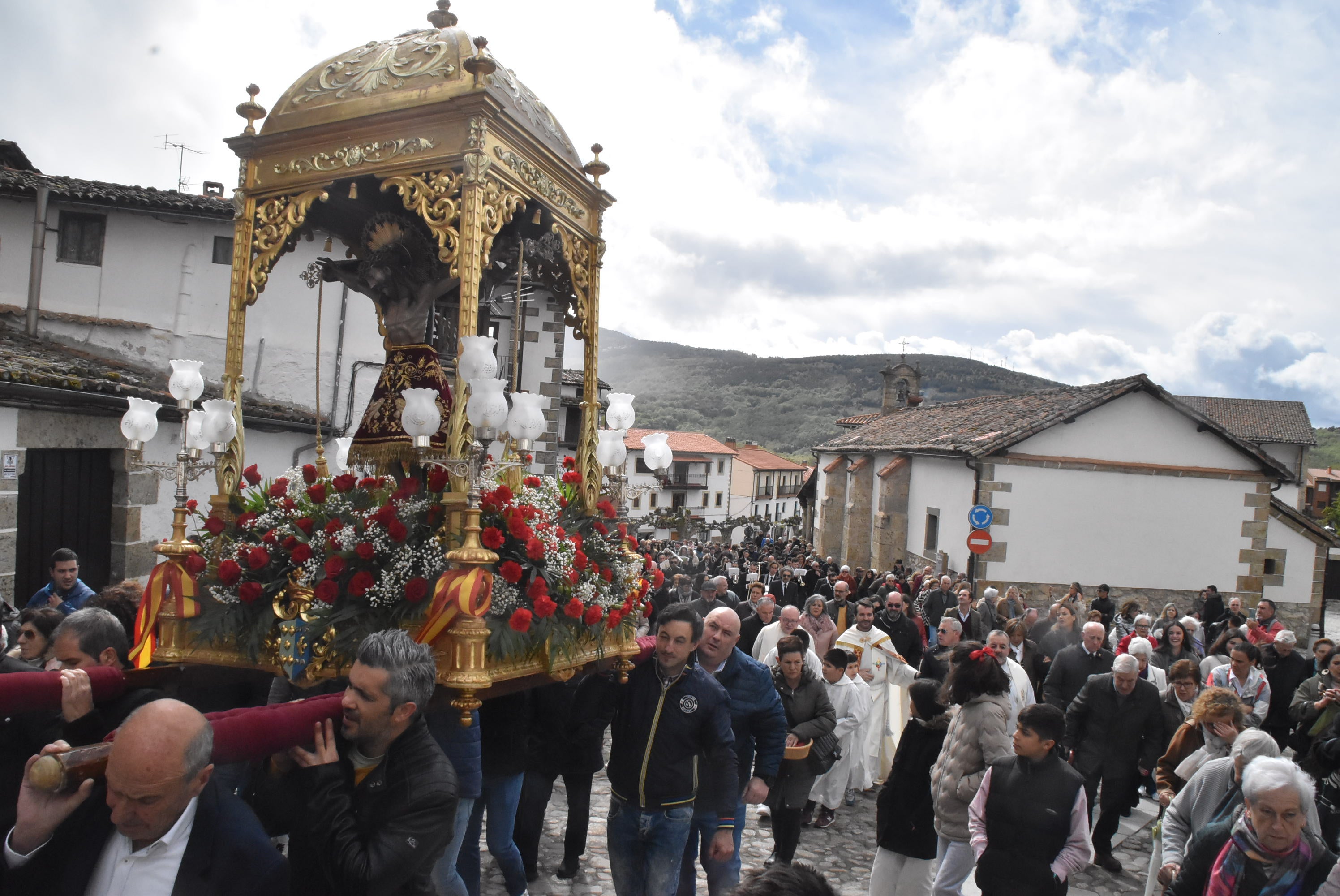 La lluvia respeta al Cristo de Candelario en la subida a la iglesia