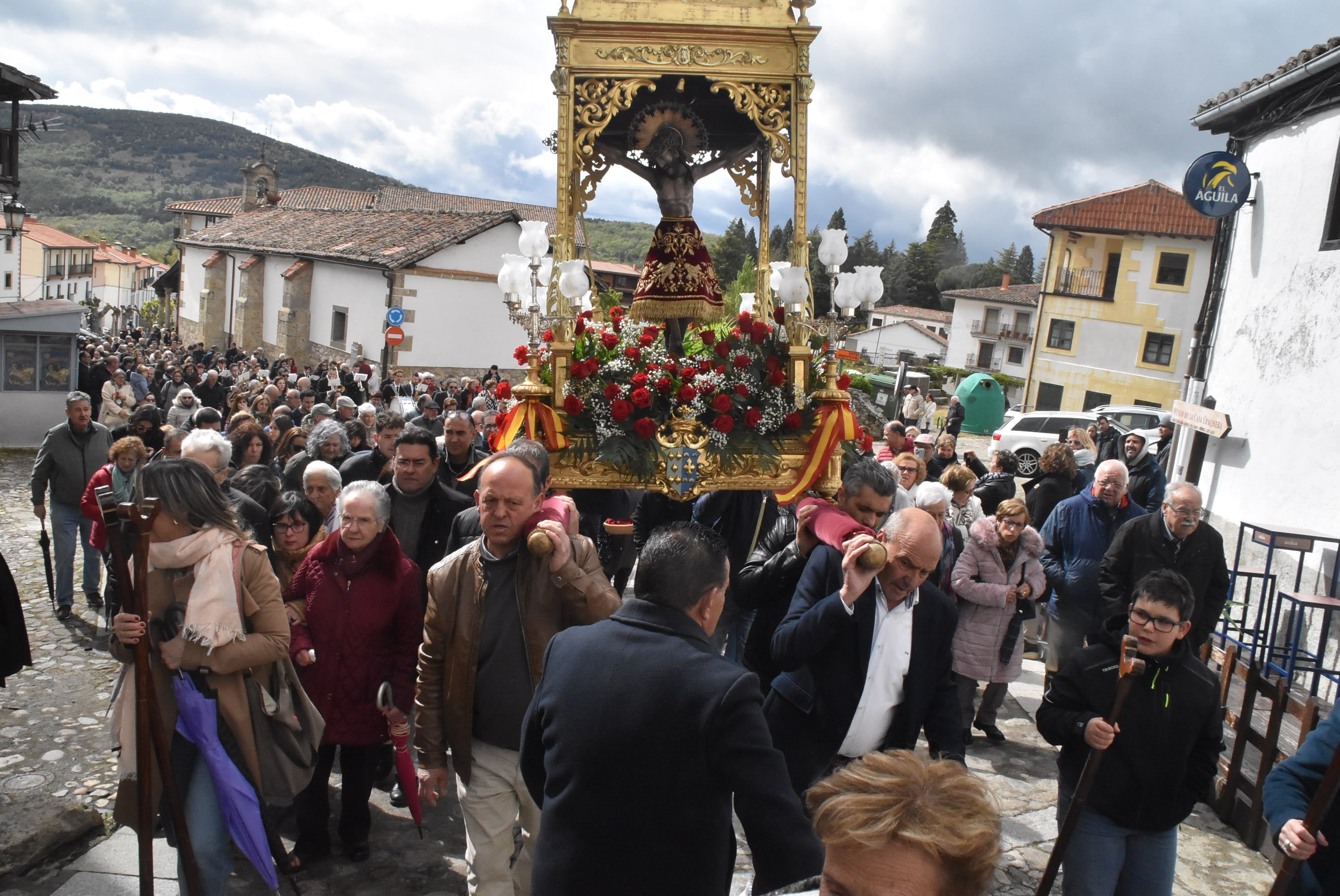 La lluvia respeta al Cristo de Candelario en la subida a la iglesia