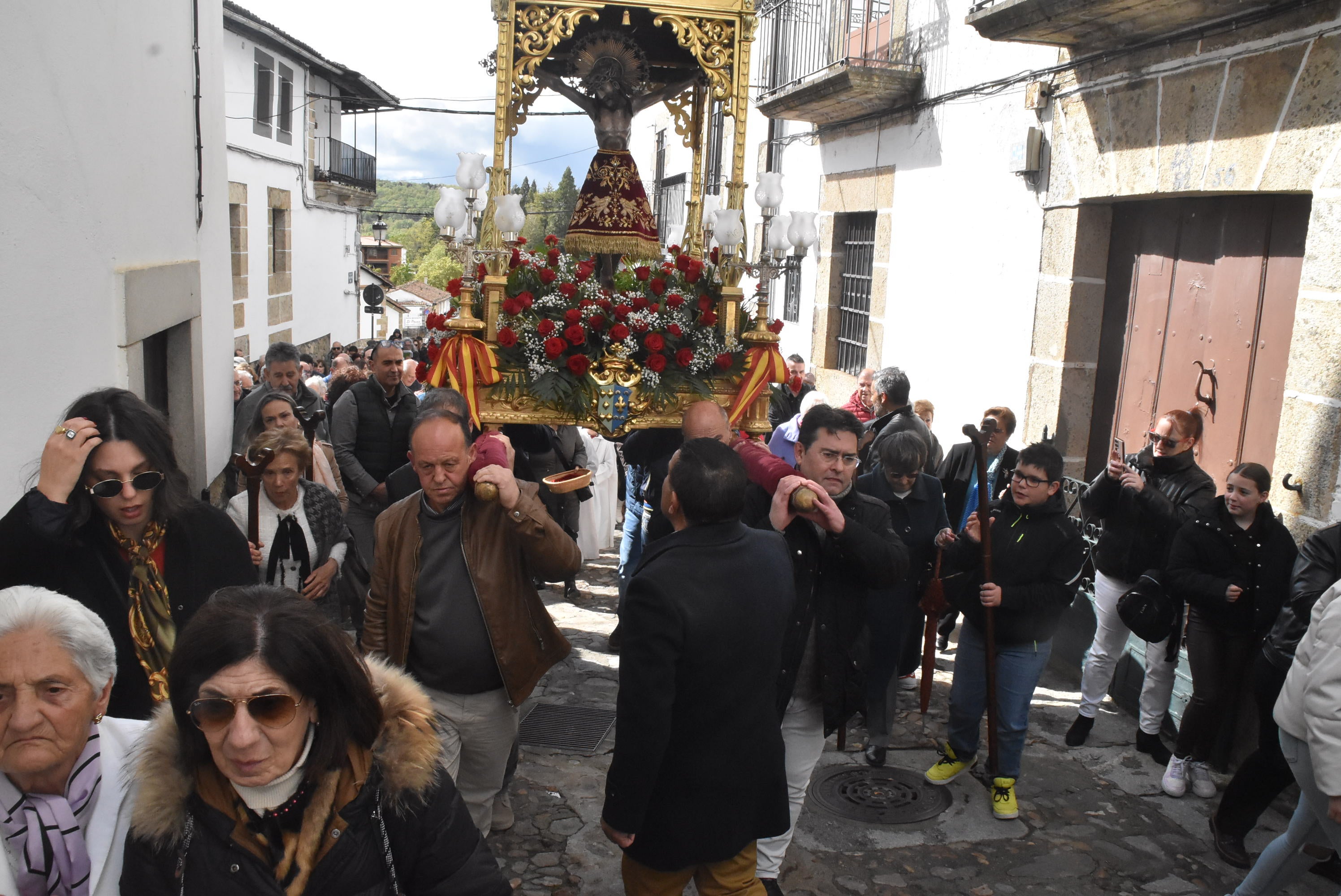 La lluvia respeta al Cristo de Candelario en la subida a la iglesia