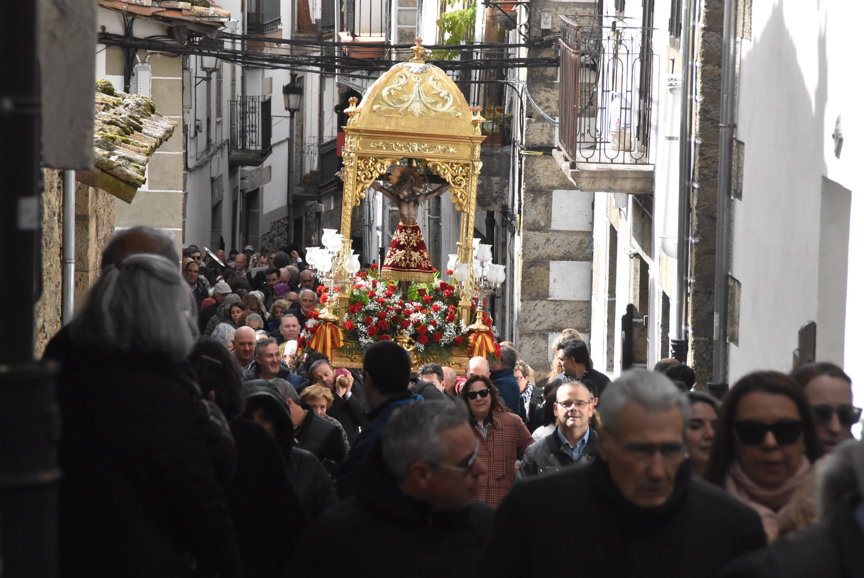 La lluvia respeta al Cristo de Candelario en la subida a la iglesia