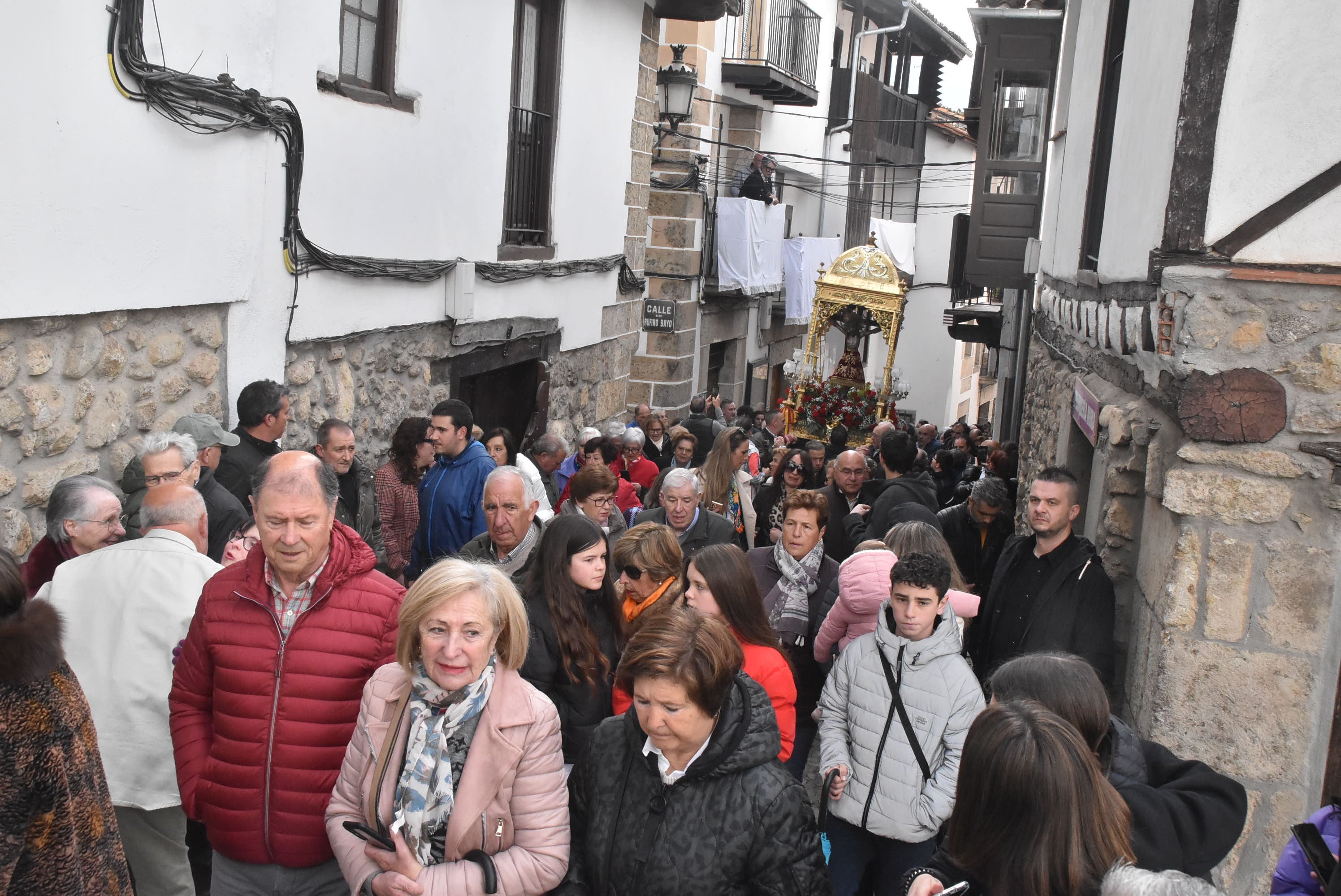 La lluvia respeta al Cristo de Candelario en la subida a la iglesia