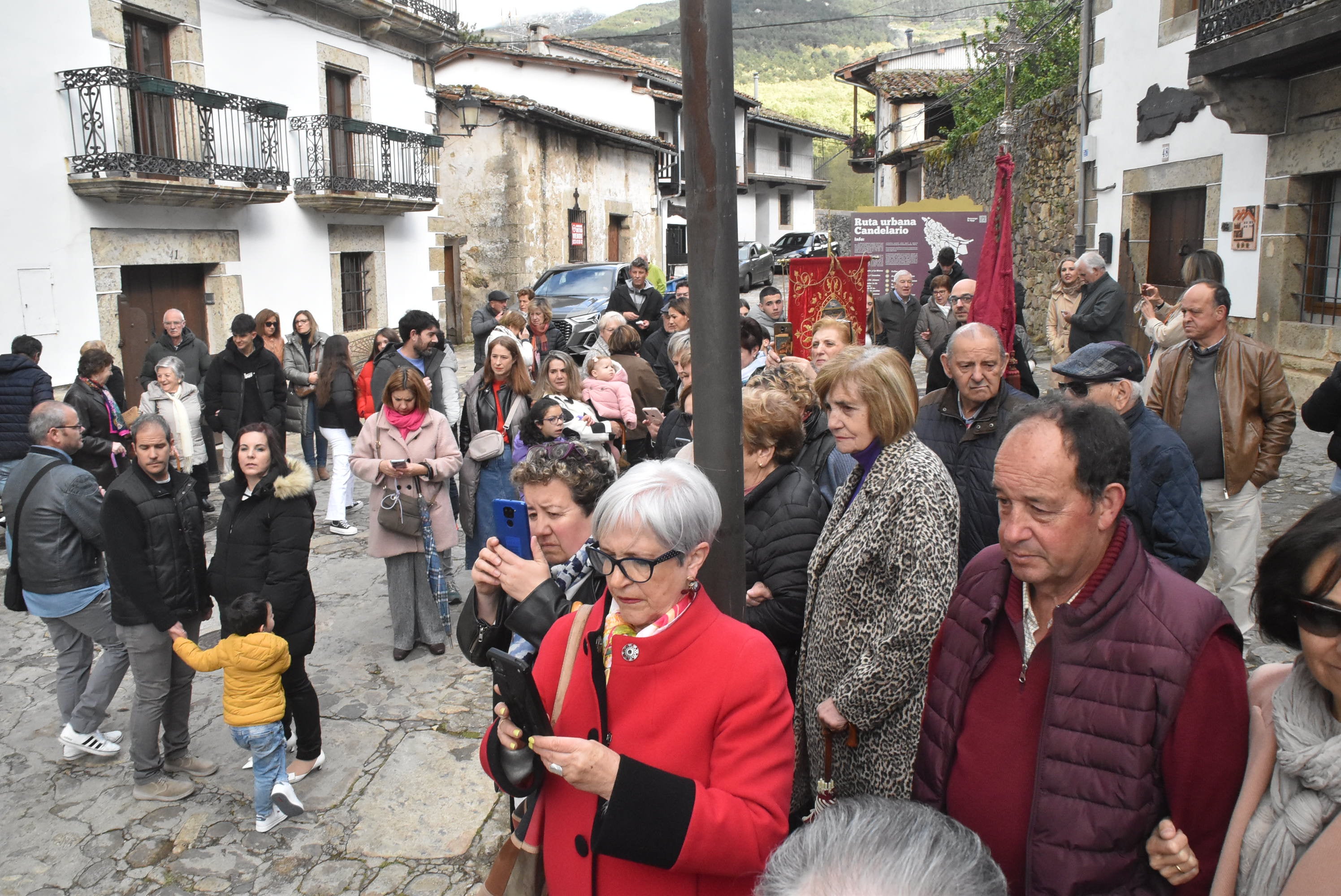 La lluvia respeta al Cristo de Candelario en la subida a la iglesia