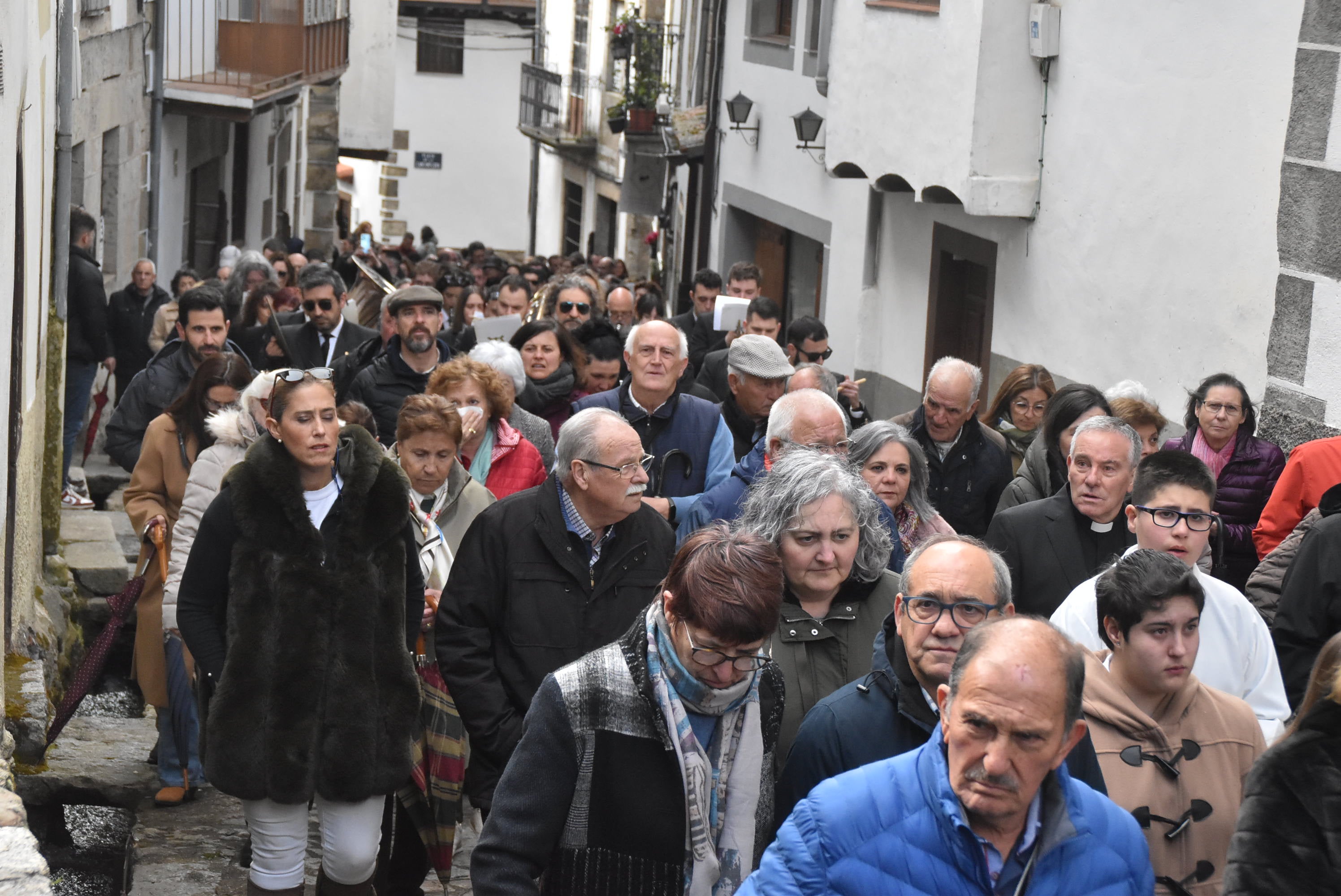 La lluvia respeta al Cristo de Candelario en la subida a la iglesia