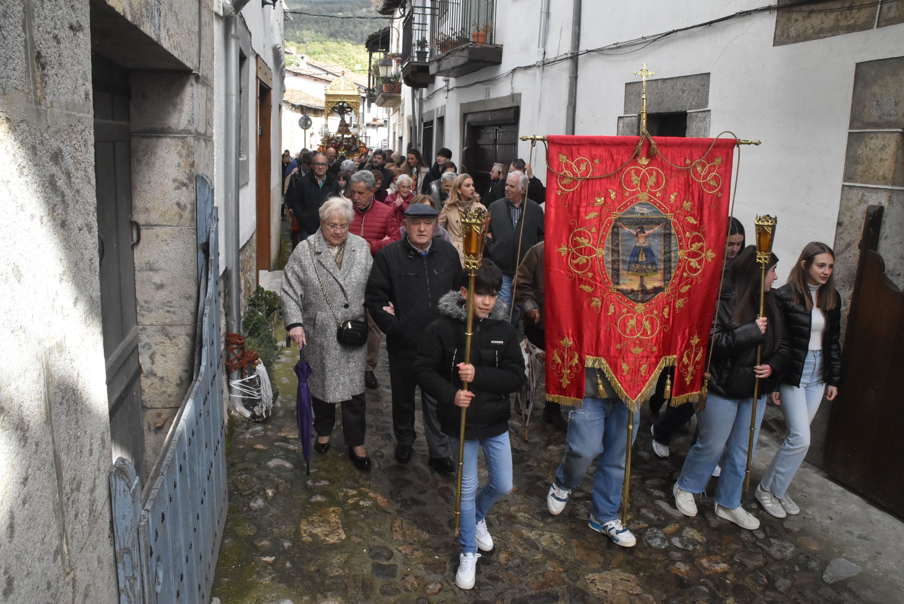 La lluvia respeta al Cristo de Candelario en la subida a la iglesia