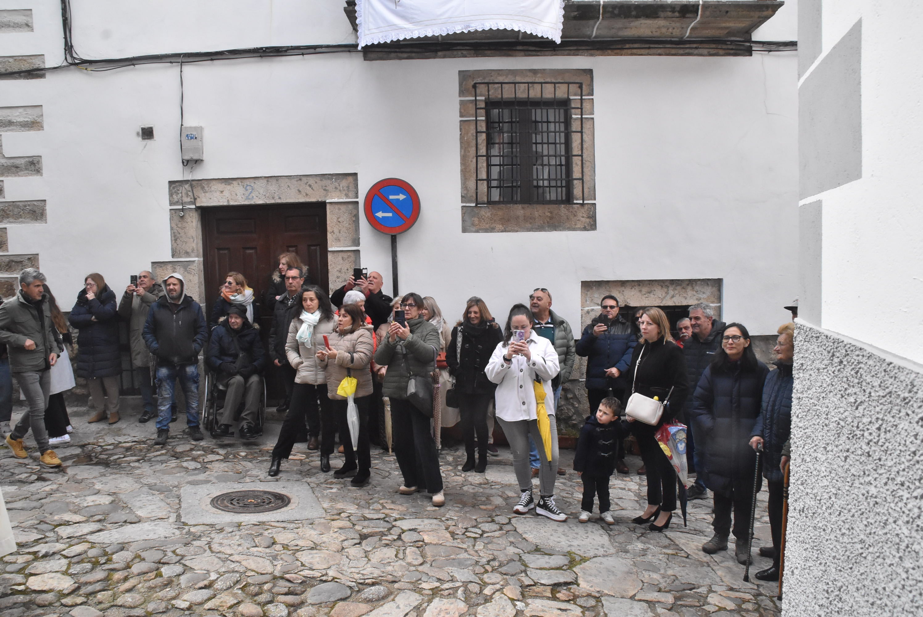 La lluvia respeta al Cristo de Candelario en la subida a la iglesia