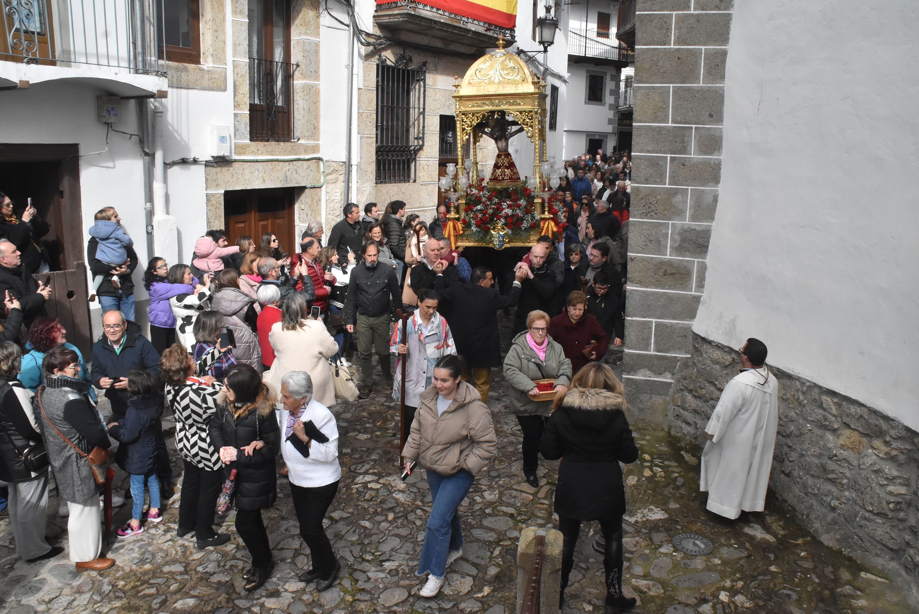 La lluvia respeta al Cristo de Candelario en la subida a la iglesia