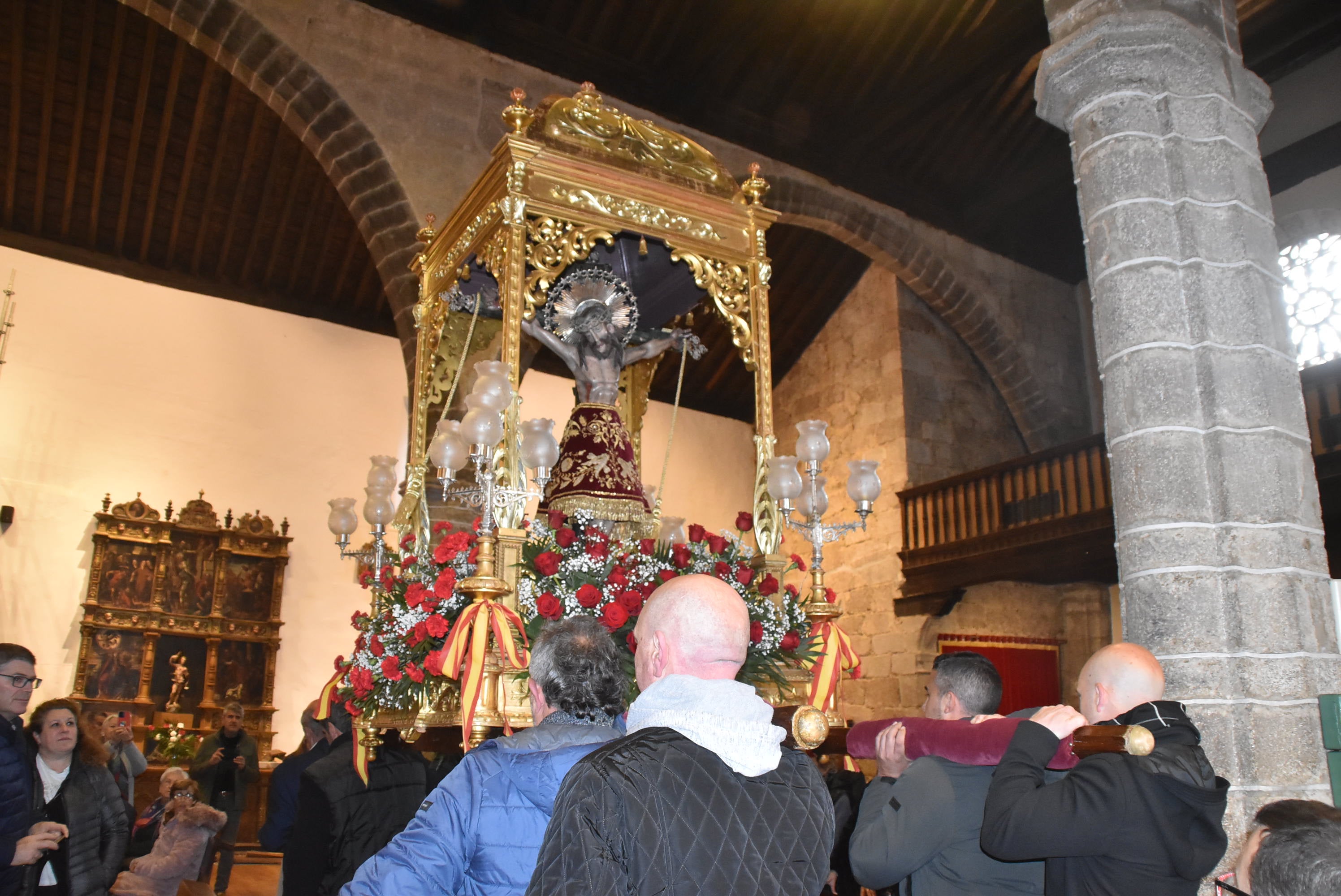 La lluvia respeta al Cristo de Candelario en la subida a la iglesia