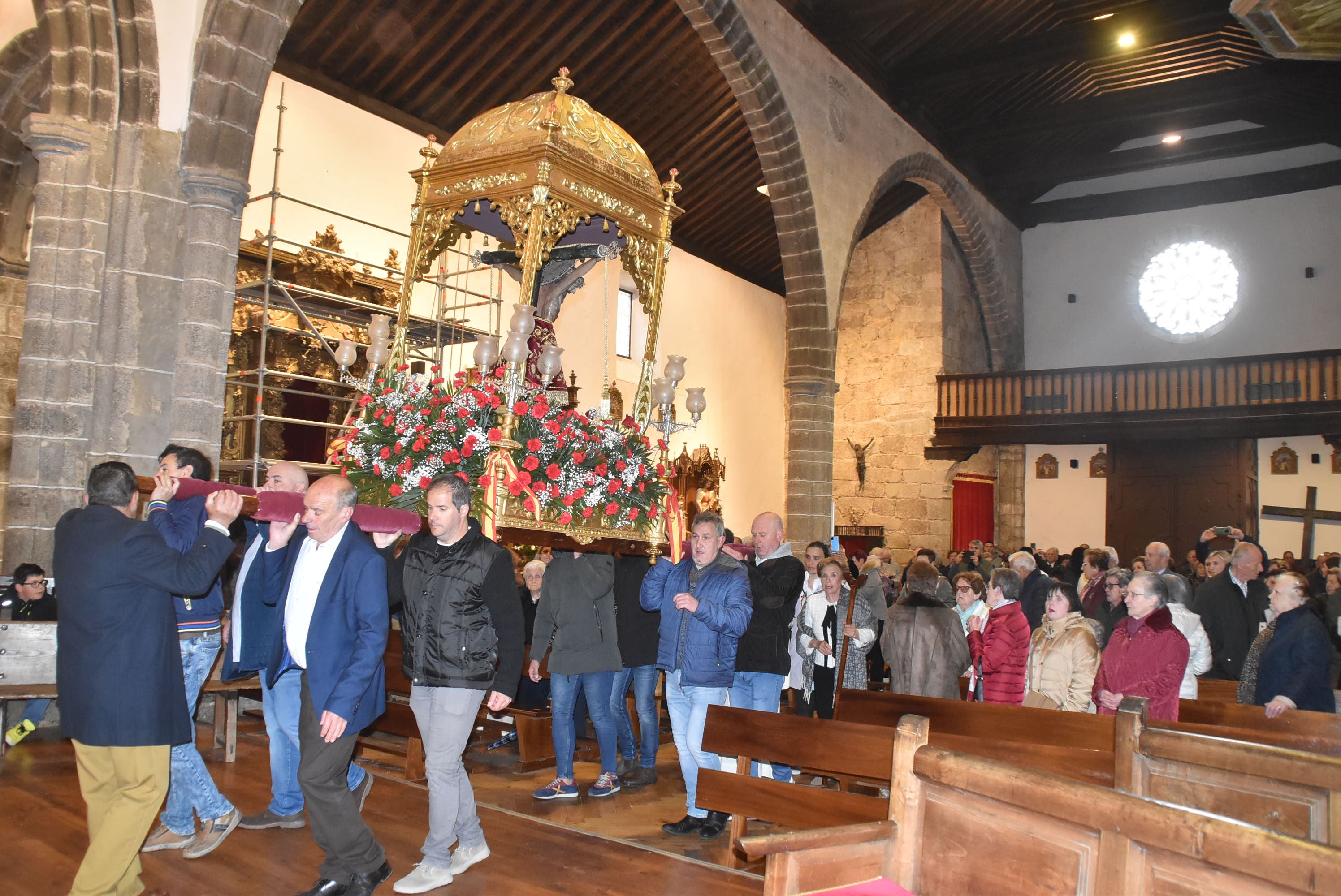 La lluvia respeta al Cristo de Candelario en la subida a la iglesia