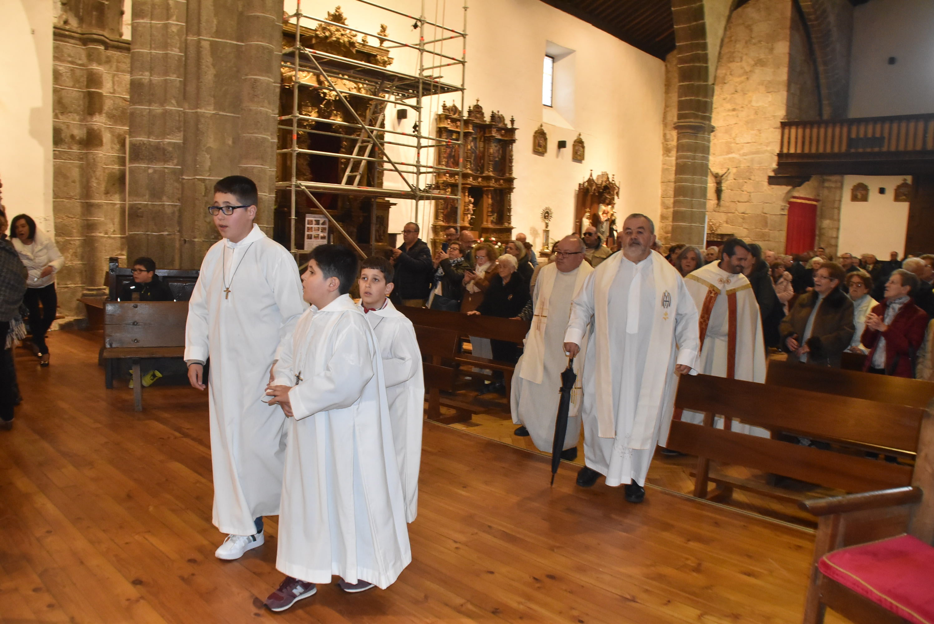 La lluvia respeta al Cristo de Candelario en la subida a la iglesia