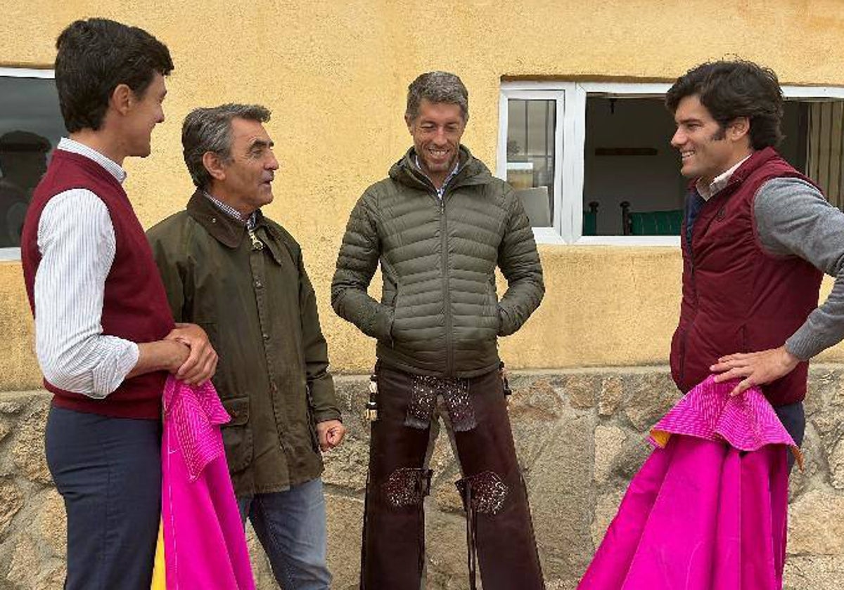 El Capea, Victorino Martín, Manuel Escribano y José Garrido, en la finca de Las Tiesas.