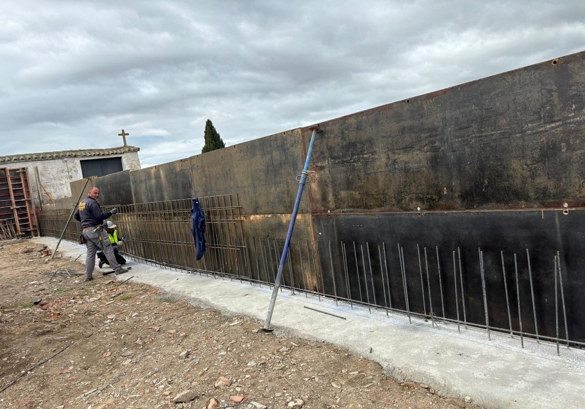 Las obras de ampliación del camposanto de Alba de Tormes.