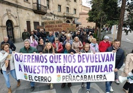 Los vecinos de El Cerro y Peñacaballera a su paso por la Puerta de Zamora camino de la Gerencia