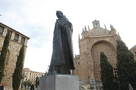 Escultura de Francisco de Vitoria.