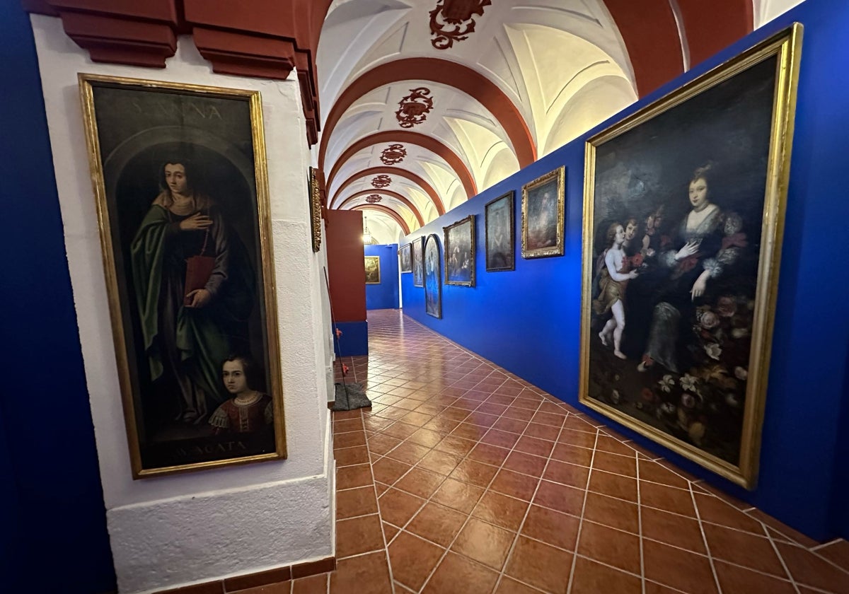 Uno de los pasillos del claustro del convento de San Juan de la Cruz, lleno de obras de arte.