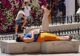 Una mujer toma el sol en el centro de Salamanca.