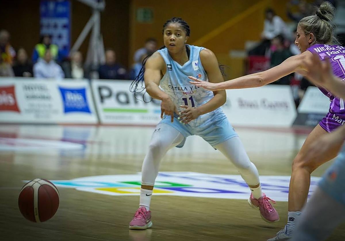 Arica Carter, en un partido contra el Spar Girona.