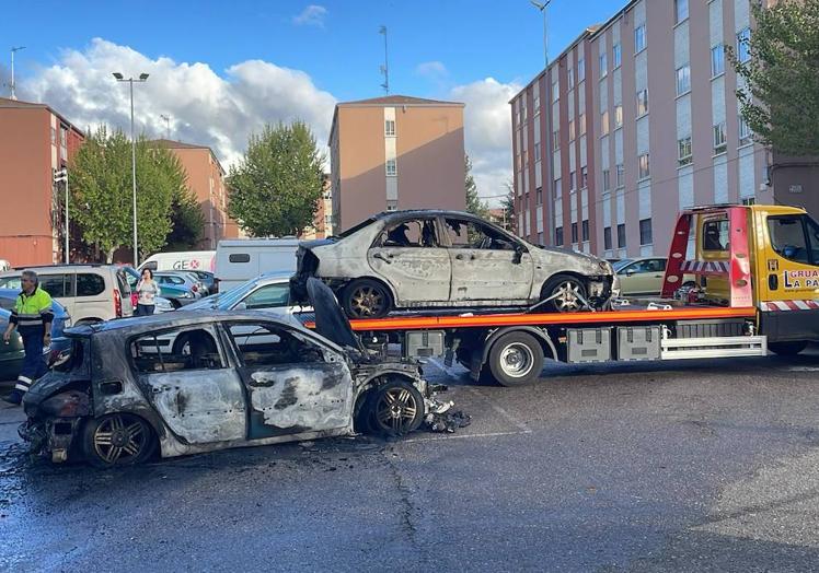 La grúa se lleva a los dos coches calcinados