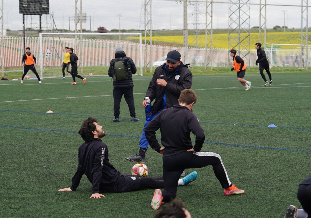 Javi Navas conversando con Jehu Chiapas en una sesión de entrenamiento en el Tori.