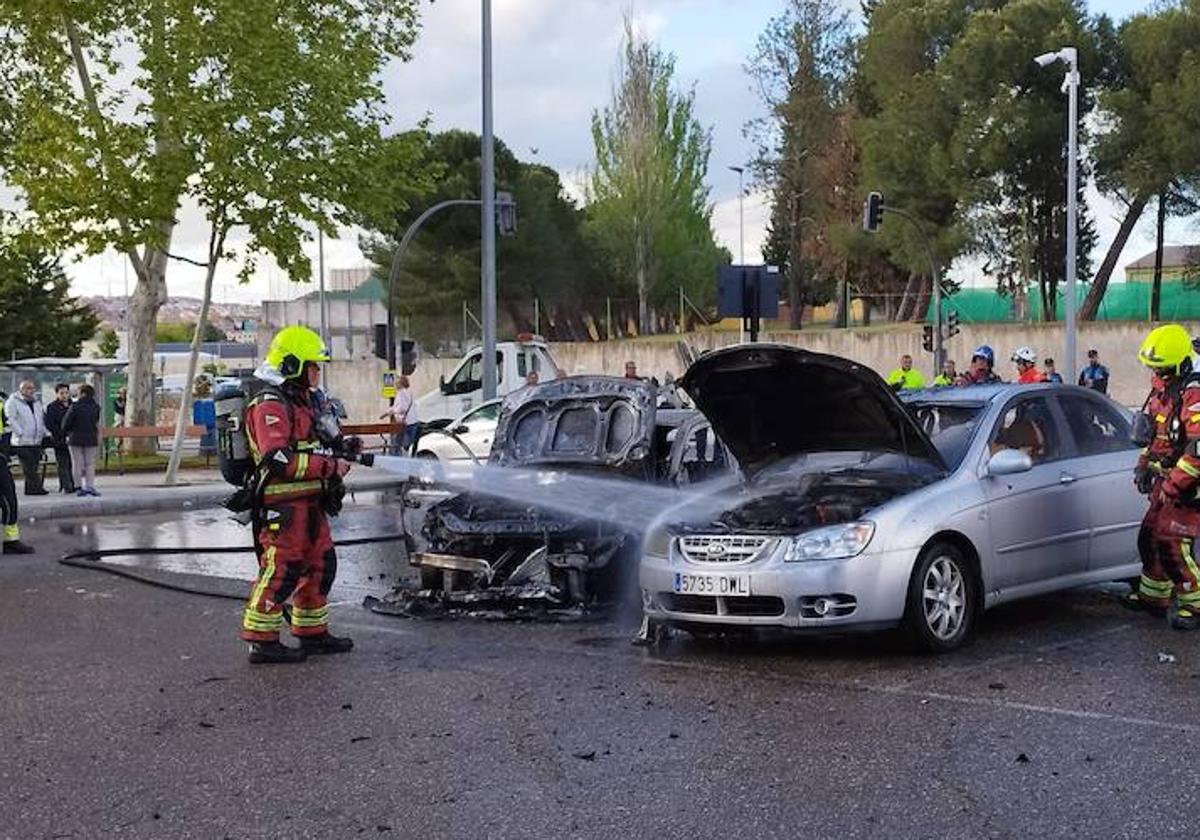 Bomberos de Salamanca sofocan el incendio de dos coches en San José.