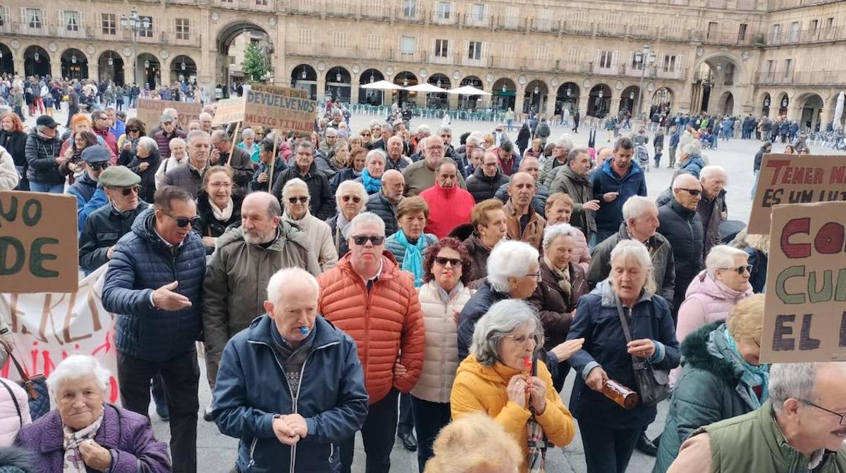 Los vecinos de El Cerro y Peñacaballera se manifiestan en Salamanca para reclamar el regreso de un médico para el pueblo