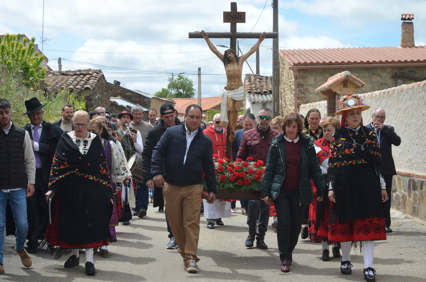 La Santa Cruz embriaga de júbilo Saelices el Chico