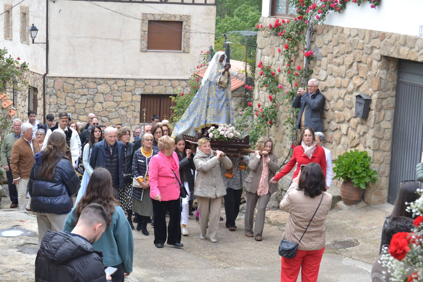 La Moza Santa recorre Sequeros seis siglos después