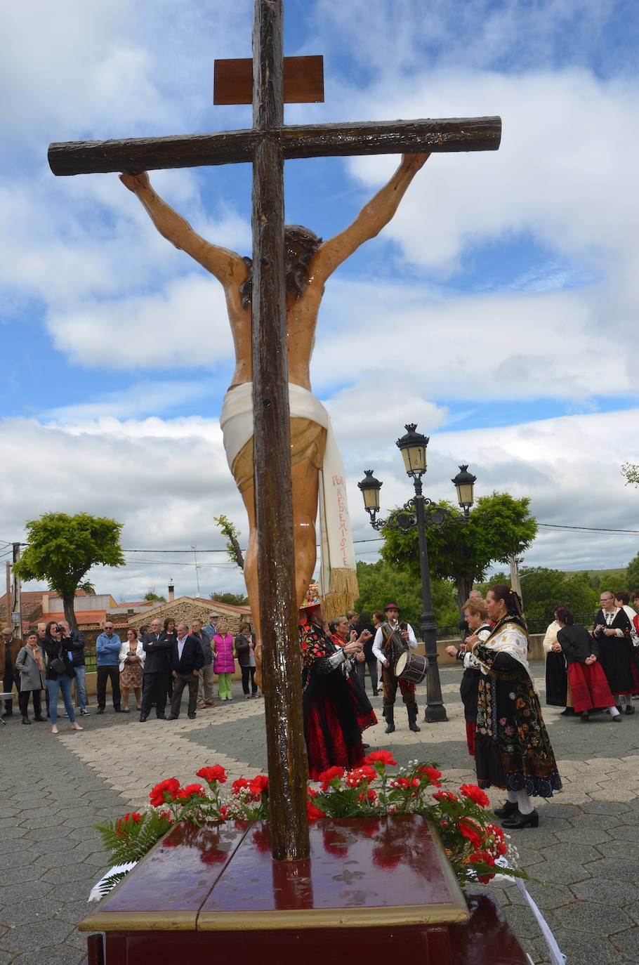 La Santa Cruz embriaga de júbilo Saelices el Chico