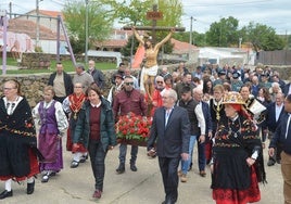 Procesión con la Santa Cruz por una de las calles del municipio saeliceño